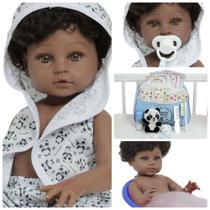 Boneco Reborn Príncipe Cabelo Cacheado Panda Pelúcia Roupão Boneco Reborn Príncipe Cabelo Cacheado Panda Pelúcia Roupão