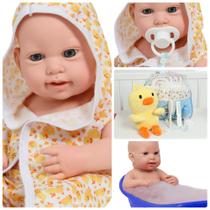 Boneco Tipo Reborn Luca 43cm Roupão Patinho Bolsa Acessórios Boneco Tipo Reborn Luca 43cm Roupão Patinho Bolsa Acessórios