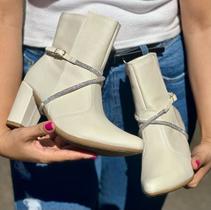 Bota 02.004 feminina bico fino cano curto coturno salto medio blogueira confortável zíper