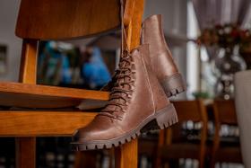 Bota Alicia Em Couro Graxo Cafe Com Sola de Borracha Cafe Bota Alicia Em Couro Graxo Cafe Com Sola de Borracha Cafe