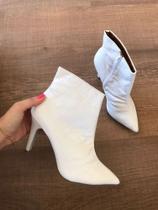 Bota Branca Croco salto fino Rafaela Salomão