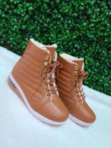 Bota cano curto apeluciada por dentro