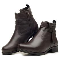 Bota Cano Curto Casual em Couro Yoyo Store com Zíper e Detalhe em Recortes Bota Cano Curto Casual em Couro Yoyo Store com Zíper e Detalhe em Recortes