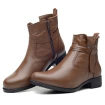 Bota Cano Curto Casual em Couro Yoyo Store com Zíper e Detalhe em Recortes Bota Cano Curto Casual em Couro Yoyo Store com Zíper e Detalhe em Recortes