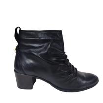 Bota cano curto detalhe franzido kauany couro