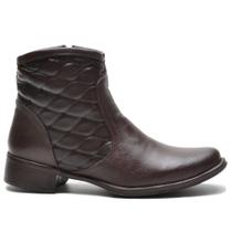 Bota Cano Curto em Couro com Detalhe Matelassê