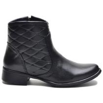 Bota Cano Curto em Couro com Detalhe Matelassê Bota Cano Curto em Couro com Detalhe Matelassê