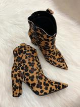 Bota Cano Curto em Couro com Pelo Sintético, Salto Bloco e Bico Fino - Parô Brasil - Animal Print Onça