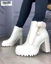 Bota cano curto Moleca Off White detalhe em pelo