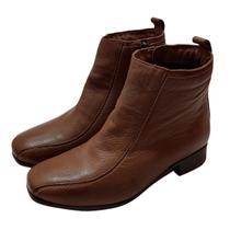 Bota Cano Curto Pesponto Couro de Carneiro Conhaque Bota Cano Curto Pesponto Couro de Carneiro Conhaque