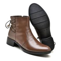 Bota Cano Curto Reta Oposta de Couro Bico Redondo com Detalhe Amarração