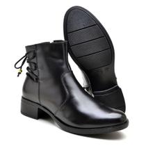 Bota Cano Curto Reta Oposta de Couro Bico Redondo com Detalhe Amarração