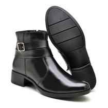 Bota Cano Curto Reta Oposta de Couro com Salto Baixo e Detalhe Tira com Fivela