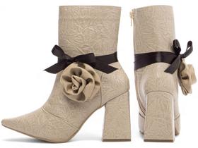Bota Cano Médio Bico Fino Salto Alto Grosso Bloco Feminina 12 cm Vintage Bege Torricella Bota Cano Médio Bico Fino Salto Alto Grosso Bloco Feminina 12 cm Vintage Bege Torricella