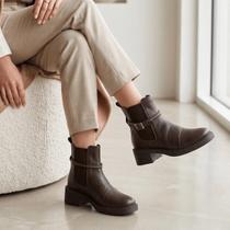 Bota Chelsea Feminina Couro Cano Curto Elástico Fivela Sola Tratorada Salto Bloco Confortável Dia a Dia Bota Chelsea Feminina Couro Cano Curto Elástico Fivela Sola Tratorada Salto Bloco Confortável Dia a Dia