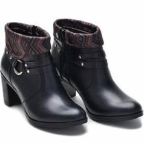 Bota com detalhes