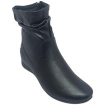 Bota Comfortflex Feminina com Franzido e Pin Dourado Bota Comfortflex Feminina com Franzido e Pin Dourado
