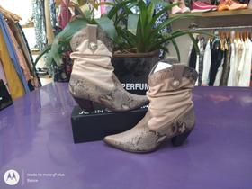 bota conty cano medio bico fino com detalhe em estampa animal print
