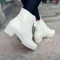 Bota coturno cano baixo com salto baixo na cor off White branca