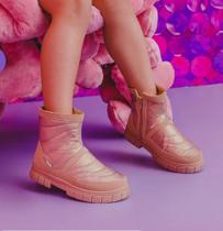 Bota Coturno Feminina Pampili Lucky Matelassê Comfy Bege 711.009 Bota Coturno Feminina Pampili Lucky Matelassê Comfy Bege 711.009