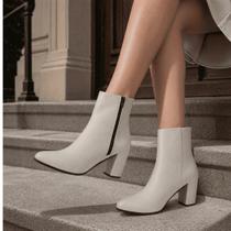 Bota Coturno Feminina Salto Bloco Médio Grosso Bico Fino Cano Curt Cor:Off WhiteTamanho:34 Bota Coturno Feminina Salto Bloco Médio Grosso Bico Fino Cano Curt Cor:Off WhiteTamanho:34