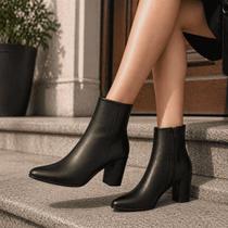 Bota Coturno Feminina Salto Bloco Médio Grosso Bico Fino Cano Curt Cor:Off WhiteTamanho:34 Bota Coturno Feminina Salto Bloco Médio Grosso Bico Fino Cano Curt Cor:Off WhiteTamanho:34