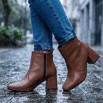 Bota Coturno Feminina Salto Grosso Bico Quadrado Cano Curto Cor:CarameloTamanho:34 Bota Coturno Feminina Salto Grosso Bico Quadrado Cano Curto Cor:CarameloTamanho:34