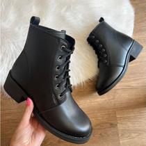 Bota coturno feminina tratorada com cadarço
