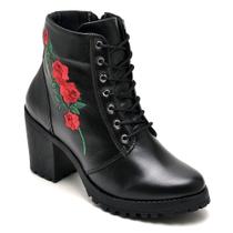 Bota Coturno KRN Shoes de Couro Cano Curto com Bordado Flor e Salto Grosso