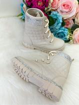 Bota Coturno Nilqi Marilia Cano Baixo Off Brilho - Conforto e Estilo Bota Coturno Nilqi Marilia Cano Baixo Off Brilho - Conforto e Estilo