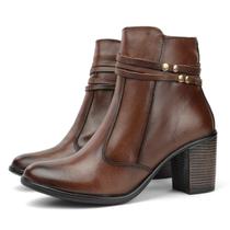 Bota Couro Feminina Cano Curto Salto Médio Bloco Fachete Aplicação Metal Dourado Pinhão Bota Couro Feminina Cano Curto Salto Médio Bloco Fachete Aplicação Metal Dourado Pinhão
