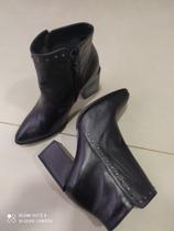 Bota couro liso de tachinha