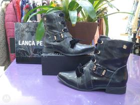 Bota de couro com cadarço e detalhe em fivela com um laço na frente (t-35) Bota de couro com cadarço e detalhe em fivela com um laço na frente (t-35)