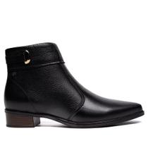 Bota de couro feminina pegada preta bico fino salto baixo