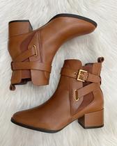 Bota em Couro Cano Curto com Fivela e Elástico - Solis Brasil (Parô) - Caramelo