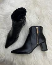 Bota em Couro Cano Curto com Salto Bloco e Bico Fino e Zíper Dourado - 365 Soft - Preto