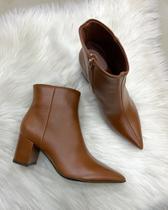 Bota em Couro Cano Curto com Salto Bloco e Bico Fino - Solis Brasil - Caramelo Bota em Couro Cano Curto com Salto Bloco e Bico Fino - Solis Brasil - Caramelo