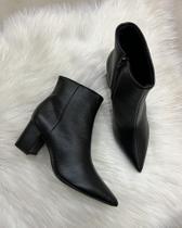 Bota em Couro Cano Curto com Salto Bloco e Bico Fino - Solis Brasil - Preto Bota em Couro Cano Curto com Salto Bloco e Bico Fino - Solis Brasil - Preto