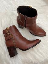 Bota em Couro Cano Curto com Salto Bloco e Fivelas Douradas - Parô Brasil - Marrom Cacau Bota em Couro Cano Curto com Salto Bloco e Fivelas Douradas - Parô Brasil - Marrom Cacau