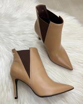 Bota em Couro Cano Curto com Salto Fino e Detalhe de Elástico - Solis Brasil (Parô) - Bege e Marrom