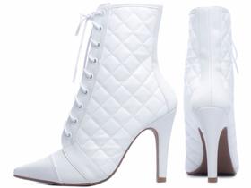 Bota Feminina Bico Fino Matelassê Branca Torricella AVS 67001B Bota Feminina Bico Fino Matelassê Branca Torricella AVS 67001B
