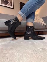 Bota Feminina Bico Fino Salto Médio Confortável com Zíper Lateral Elegante e Moderna Preto Bota Feminina Bico Fino Salto Médio Confortável com Zíper Lateral Elegante e Moderna Preto