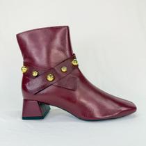 Bota feminina bordô em couro cano curto e bico quadrado 1919