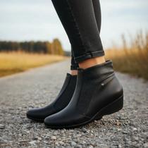 Bota Feminina Cano Baixo Anabela Grande Piccadilly 143217 Cor:PretoTamanho:41 Bota Feminina Cano Baixo Anabela Grande Piccadilly 143217 Cor:PretoTamanho:41