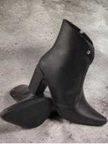 Bota Feminina Cano Curto Baixo Com Detalhe Pingente Salto Alto Bota Feminina Cano Curto Baixo Com Detalhe Pingente Salto Alto