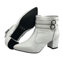 Bota Feminina Cano Curto Branca Lirom Com Detalhe Fivela Bota Feminina Cano Curto Branca Lirom Com Detalhe Fivela