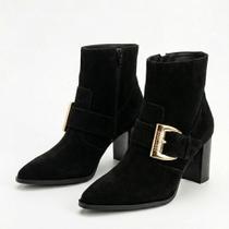 Bota Feminina Cano Curto Preta Camurça Salto Bloco Fivela Dourada Bico Fino Bota Feminina Cano Curto Preta Camurça Salto Bloco Fivela Dourada Bico Fino