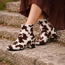 Bota Feminina Cano Curto Salto Bloco 7cm Tendência Confortável Elegante Moderna Moda Inverno Casual Bota Feminina Cano Curto Salto Bloco 7cm Tendência Confortável Elegante Moderna Moda Inverno Casual