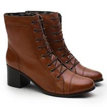 Bota Feminina Cano MÉdio Dara Em Couro Natural - Estilo Coturno - Caramelo Bota Feminina Cano MÉdio Dara Em Couro Natural - Estilo Coturno - Caramelo