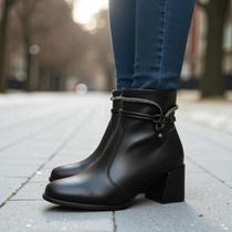 Bota Feminina Com Strass Salto Baixo Moleca 5352102 Cor:PretoTamanho:39Gênero:Feminino Bota Feminina Com Strass Salto Baixo Moleca 5352102 Cor:PretoTamanho:39Gênero:Feminino